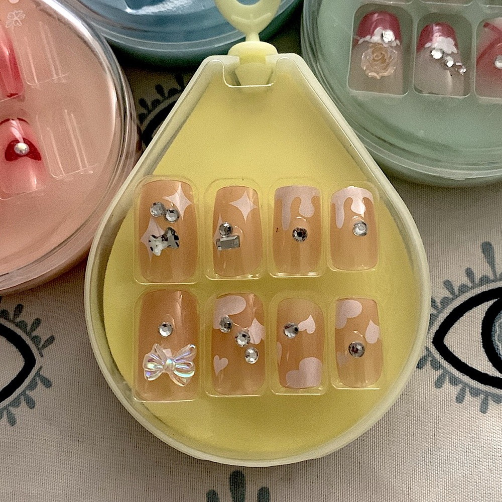 Cute press on nail set 💛